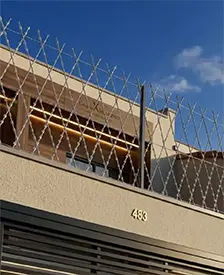 Lanças de aço instaladas em muro residencial