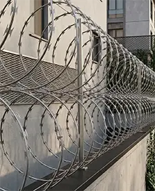 Cerca concertina instalada em perímetro comercial pela GrupoX Segurança